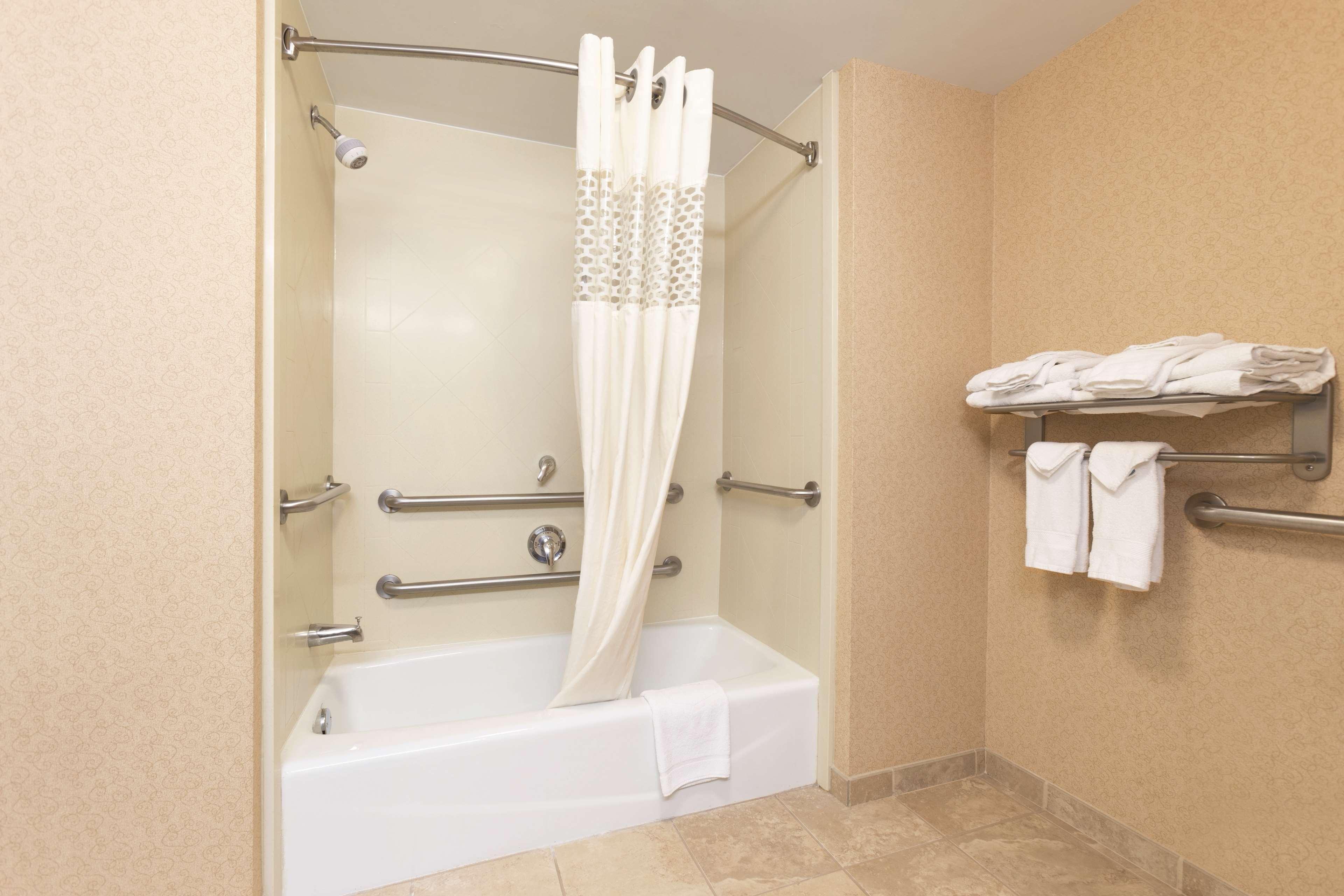 Hampton Inn & Suites Гринфилд Экстерьер фото