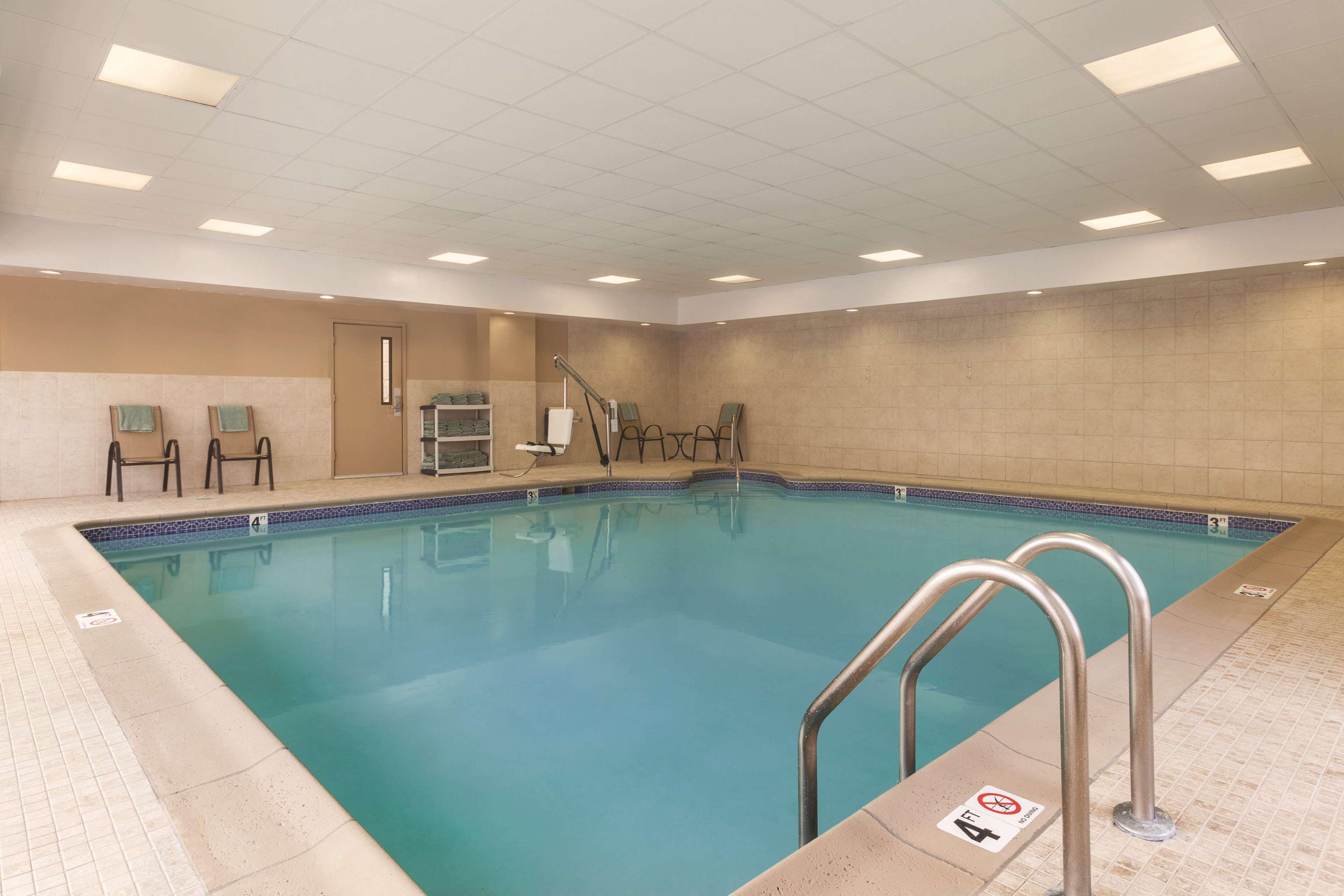 Hampton Inn & Suites Гринфилд Экстерьер фото