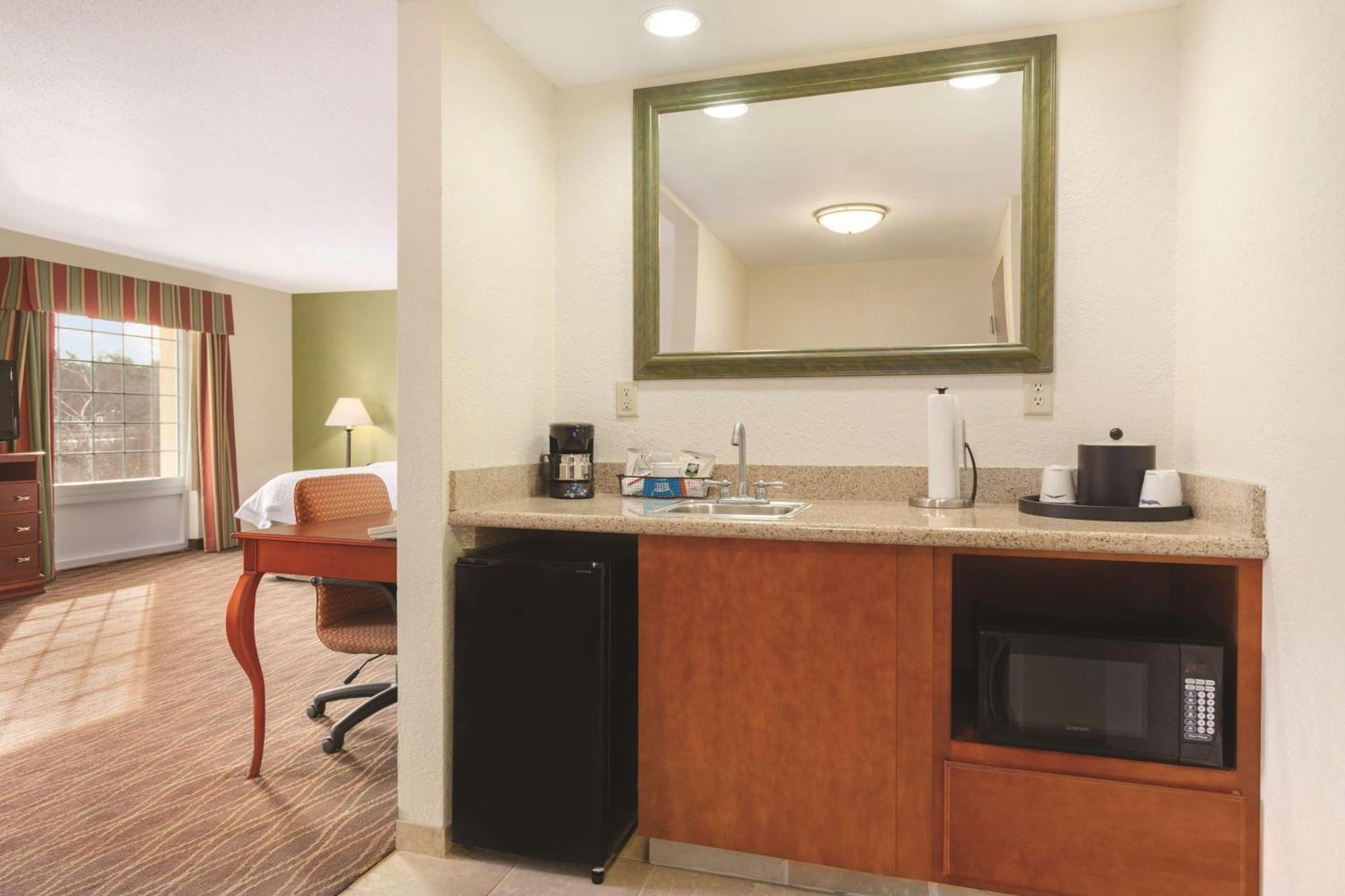 Hampton Inn & Suites Гринфилд Экстерьер фото